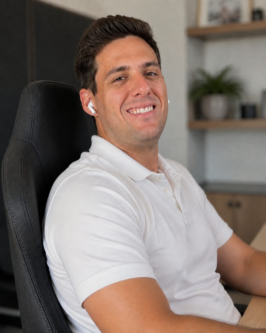 Juandiego Lebed trabajando en su oficina